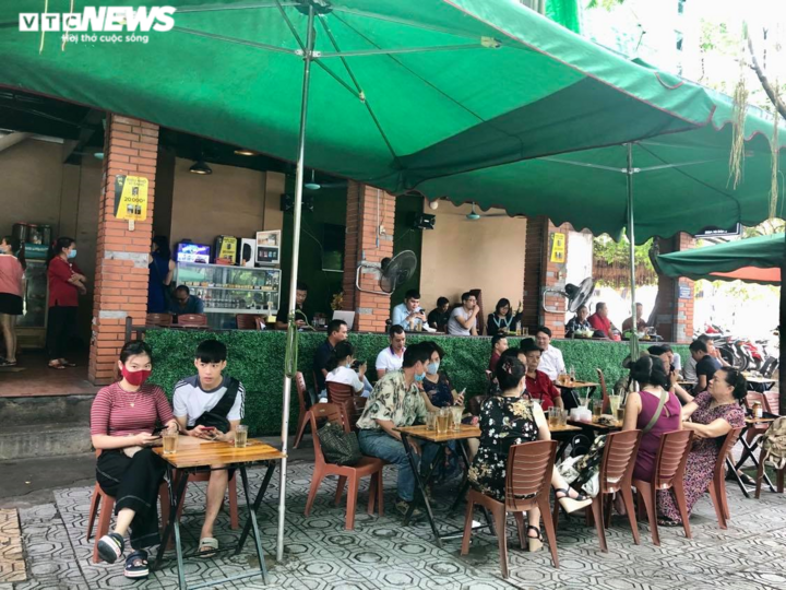 Ngày đầu hàng quán Hà Nội thực hiện giãn cách: Vẫn lơ là chống dịch - 1