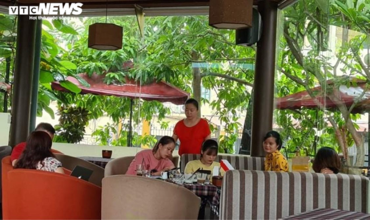Ngày đầu hàng quán Hà Nội thực hiện giãn cách: Vẫn lơ là chống dịch - 4
