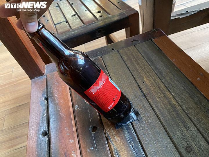 Giãn cách lần 2, quán bia Hà Nội dựng màn chắn, dán chai vào ghế - 5