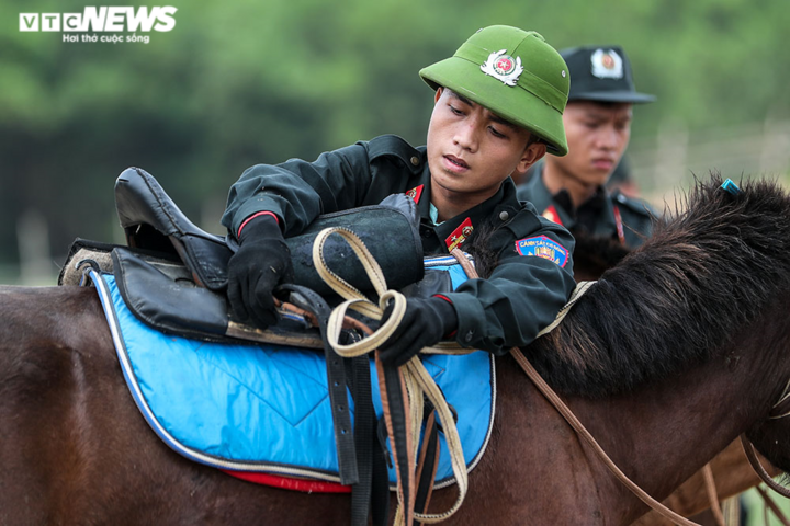 Xem cảnh sát cơ động cưỡi ngựa nhảy vượt rào, đổ rạp người nhặt đồ vật - 5