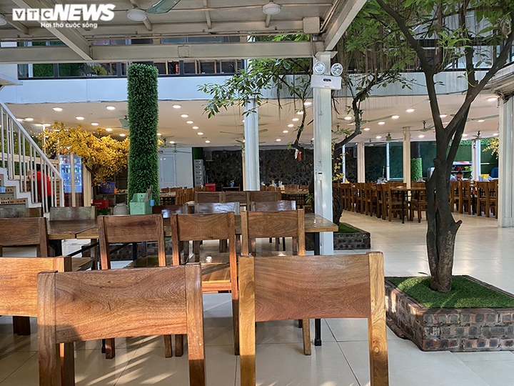 Giãn cách lần 2, quán bia Hà Nội dựng màn chắn, dán chai vào ghế - 6