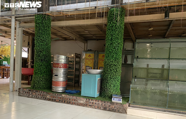 Giãn cách lần 2, quán bia Hà Nội dựng màn chắn, dán chai vào ghế - 7