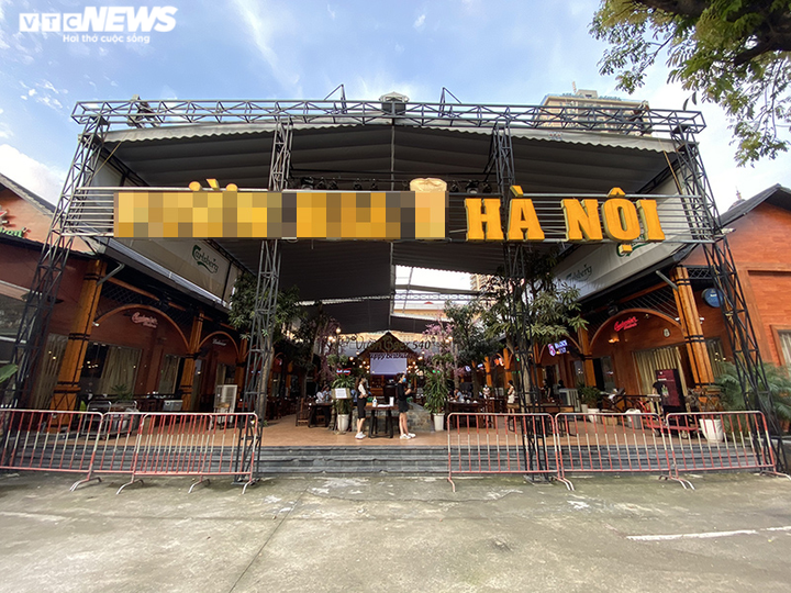 Giãn cách lần 2, quán bia Hà Nội dựng màn chắn, dán chai vào ghế - 3