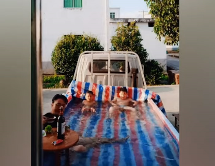Dân mạng 'like' kịch liệt ông bố chiều con, biến xe tải thành bể bơi - 1