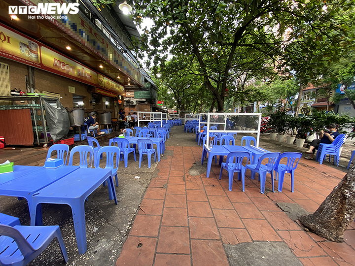 Giãn cách lần 2, quán bia Hà Nội dựng màn chắn, dán chai vào ghế - 1