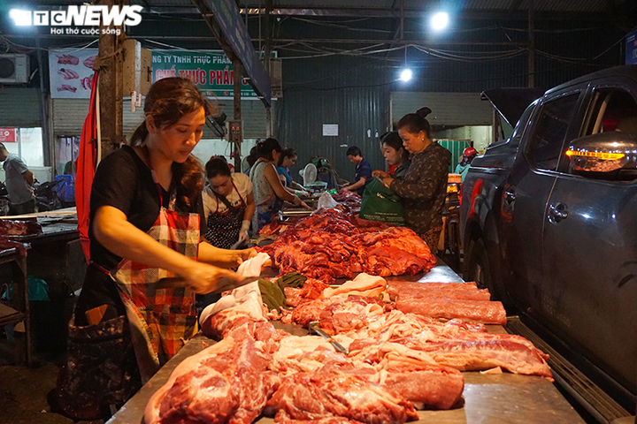 Giá lợn hơi giảm mạnh, đến lượt giá thịt ở chợ 'loạn' - 1