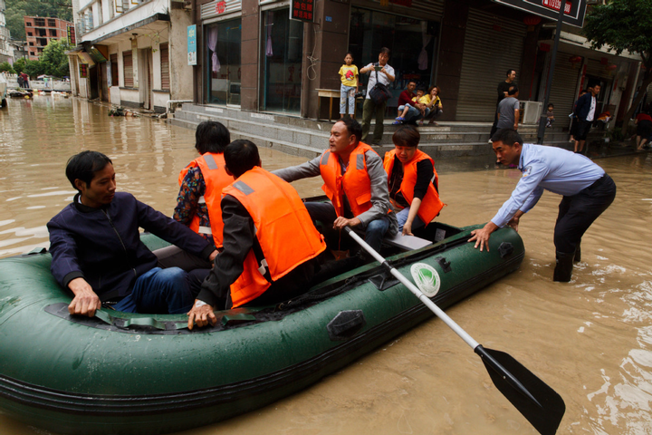Trung Quốc: Tỉnh Tứ Xuyên ngập trong nước lũ, dân bơi thuyền dọc phố - 4