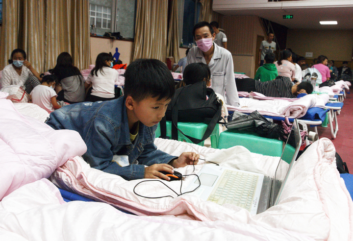 Trung Quốc: Tỉnh Tứ Xuyên ngập trong nước lũ, dân bơi thuyền dọc phố - 6