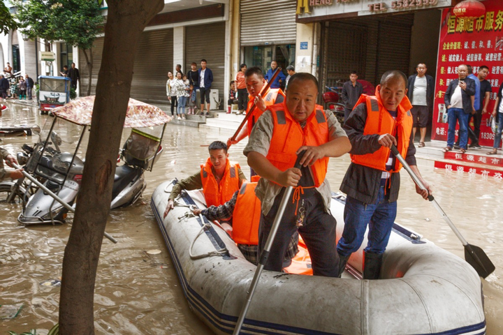 Trung Quốc: Tỉnh Tứ Xuyên ngập trong nước lũ, dân bơi thuyền dọc phố - 5