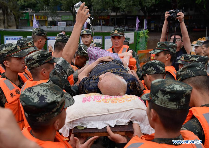 Trung Quốc: Tỉnh Tứ Xuyên ngập trong nước lũ, dân bơi thuyền dọc phố - 7