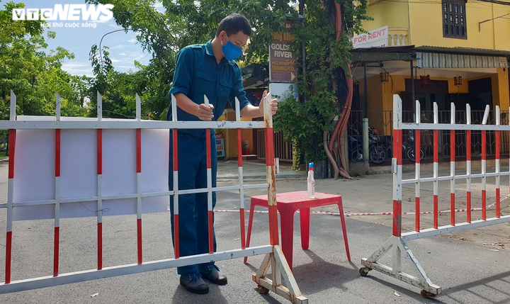 Thầy giáo đi coi thi tốt nghiệp THPT nghi mắc COVID-19 - 1