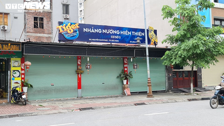 Bắt cô gái quỳ, xin lỗi: Chân dung chủ quán côn đồ - 2