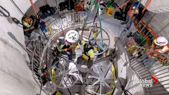 Tỷ phú giàu nhất thế giới xây dựng 'siêu đồng hồ' 10.000 năm tuổi làm gì? - 1