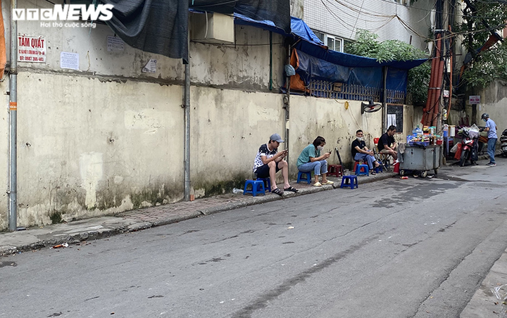 Quán trà đá phớt lờ lệnh cấm, bán đầy vỉa hè Hà Nội - 5