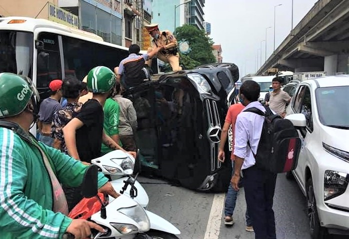 Giải cứu tài xế mắc kẹt trong ô tô lật nghiêng sau tai nạn - 1