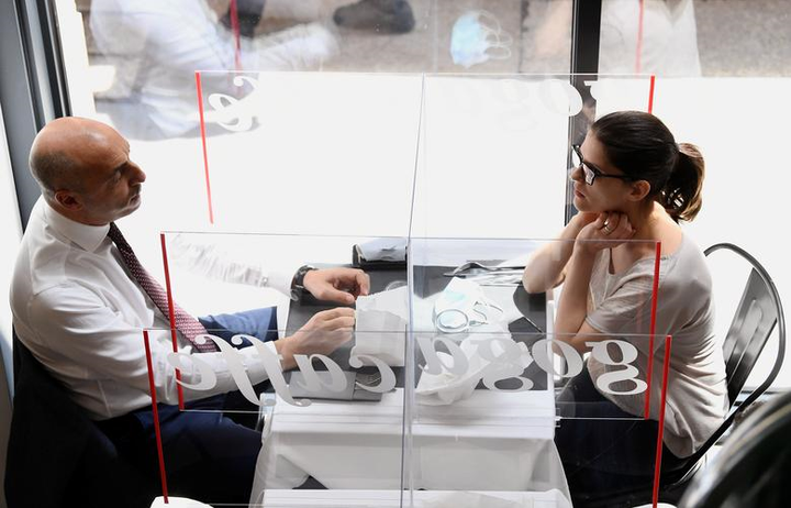 Ảnh: Đi ăn nhà hàng thời COVID-19, các nước thực hiện giãn cách xã hội ra sao? - 12