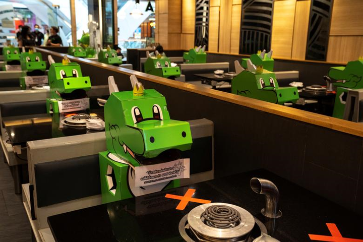 Ảnh: Đi ăn nhà hàng thời COVID-19, các nước thực hiện giãn cách xã hội ra sao? - 16