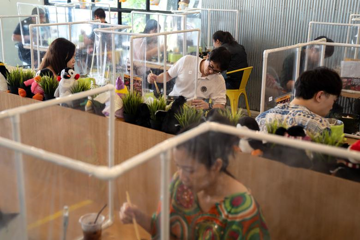 Ảnh: Đi ăn nhà hàng thời COVID-19, các nước thực hiện giãn cách xã hội ra sao? - 18