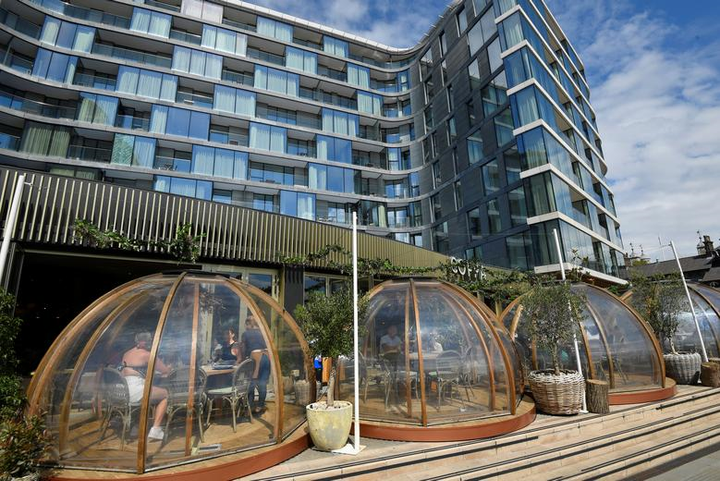 Ảnh: Đi ăn nhà hàng thời COVID-19, các nước thực hiện giãn cách xã hội ra sao? - 2