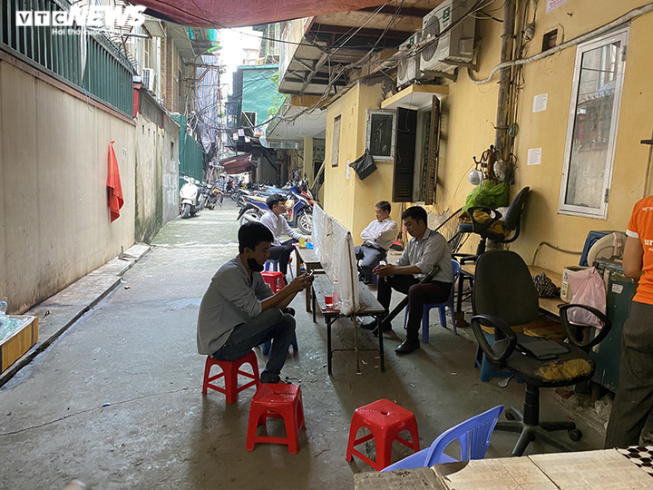 Quán trà đá phớt lờ lệnh cấm, bán đầy vỉa hè Hà Nội - 1