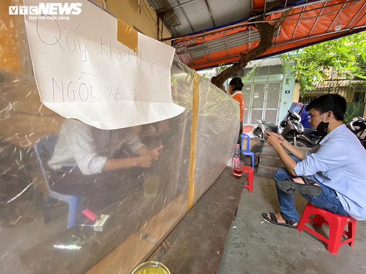 Quán trà đá phớt lờ lệnh cấm, bán đầy vỉa hè Hà Nội - 2