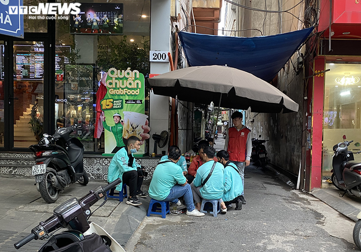 Quán trà đá phớt lờ lệnh cấm, bán đầy vỉa hè Hà Nội - 7