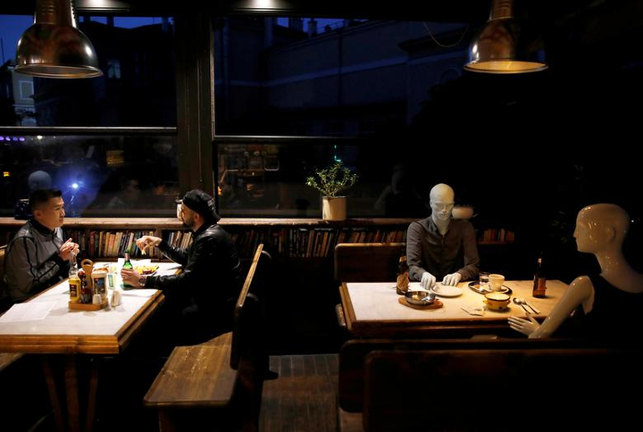 Ảnh: Đi ăn nhà hàng thời COVID-19, các nước thực hiện giãn cách xã hội ra sao? - 5