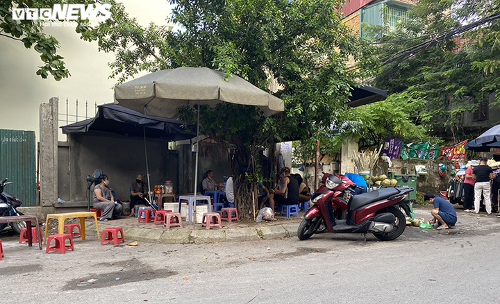 Quán trà đá phớt lờ lệnh cấm, bán đầy vỉa hè Hà Nội - 9