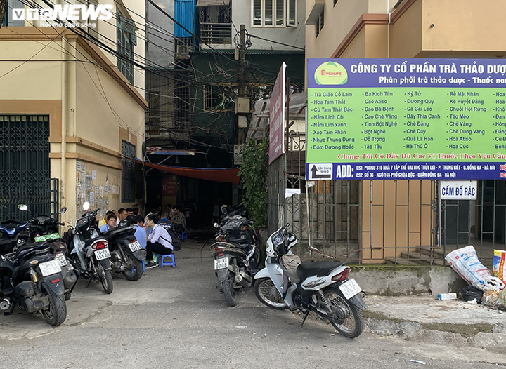 Quán trà đá phớt lờ lệnh cấm, bán đầy vỉa hè Hà Nội - 6