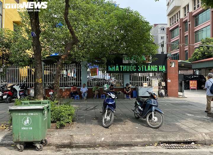 Quán trà đá phớt lờ lệnh cấm, bán đầy vỉa hè Hà Nội - 8