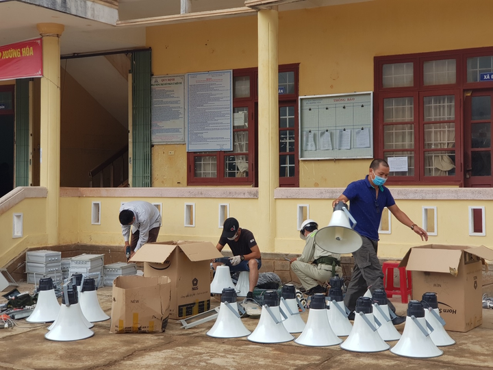 Cõng loa lên núi cùng người dân phòng chống dịch COVID - 2