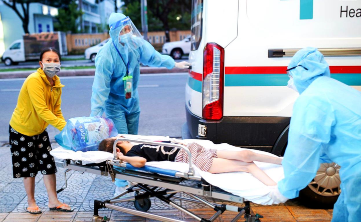 2 nữ điều dưỡng mắc COVID-19 từng 3 lần xét nghiệm âm tính với virus SARS-CoV-2 - 2