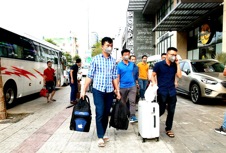 Y bác sỹ Nghệ An vào Đà Nẵng: ‘Khống chế được dịch COVID-19, chúng tôi mới về’ - 1