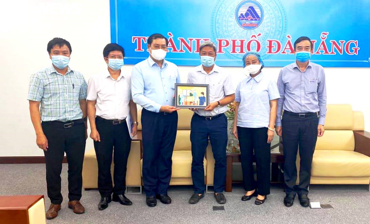 Dịch COVID-19 được kiểm soát, Thứ trưởng Bộ Y tế rời Đà Nẵng - 1