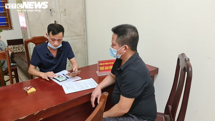 Không chỉ bắt quỳ, chủ quán nướng ở Bắc Ninh còn cầm dép tát vào mặt cô gái - 2