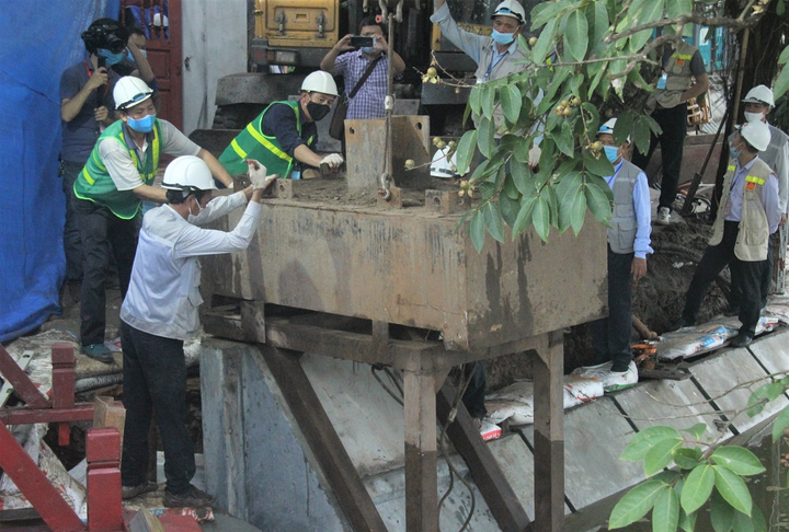 Ảnh: Lắp đặt khối bê tông cuối cùng của bờ kè hồ Hoàn Kiếm dài gần 1.500m - 4
