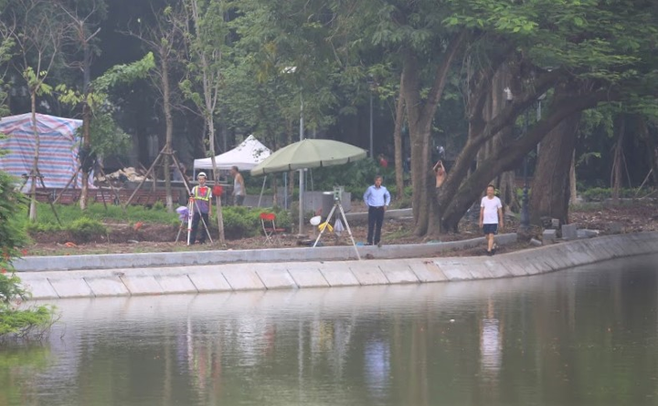 Ảnh: Lắp đặt khối bê tông cuối cùng của bờ kè hồ Hoàn Kiếm dài gần 1.500m - 7