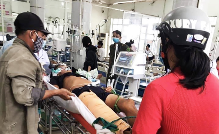 Người đàn ông ôm rắn vào bệnh viện cấp cứu: Liều mạng kiếm tiền nộp học cho con - 2