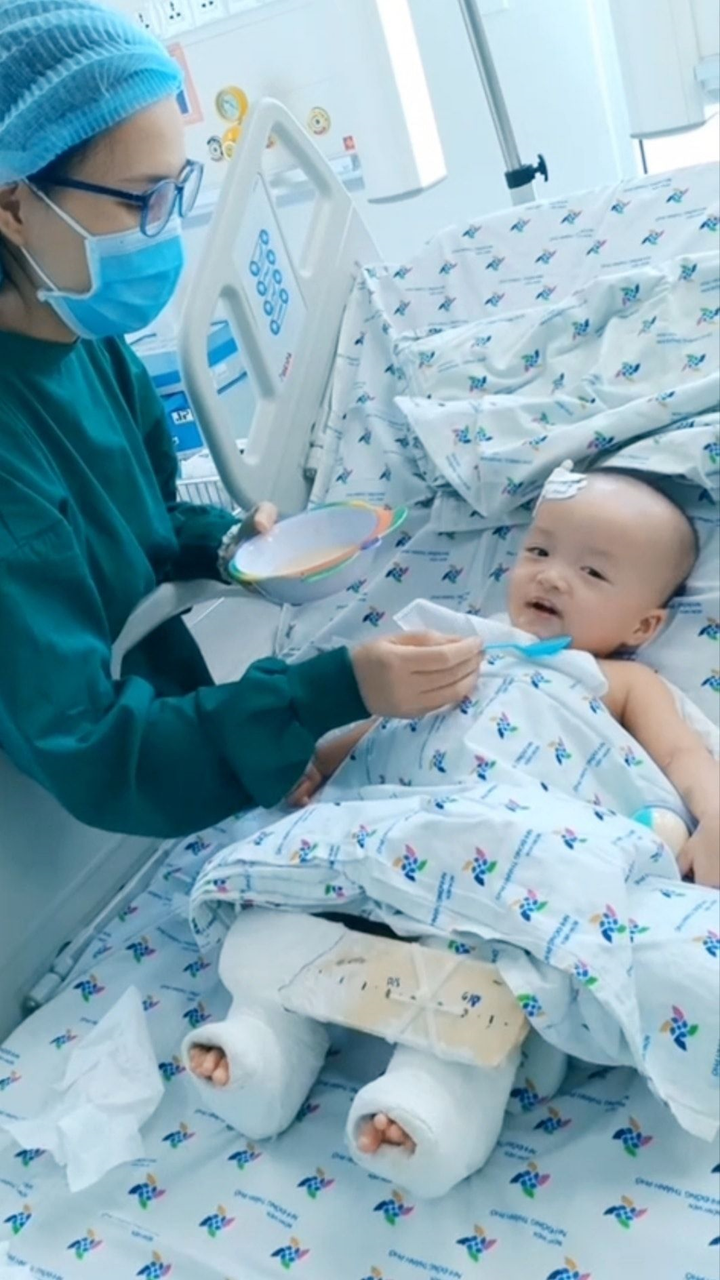 Trúc Nhi - Diệu Nhi háo hức ăn bát cháo đầu tiên sau ca mổ tách rời - 1