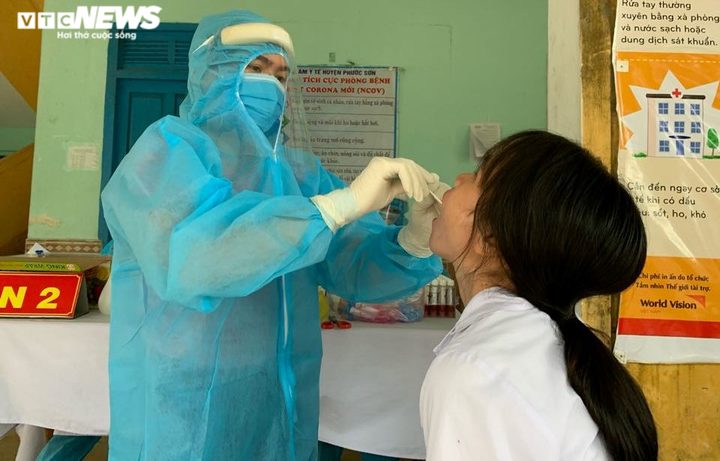 Hơn 1.600 người là F1, F2 của thầy giáo mắc COVID-19 âm tính SARS-CoV-2 - 1