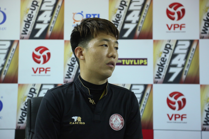 Phản ứng quá khích, trợ lý của HLV Chung Hae Seong bị phạt - 1