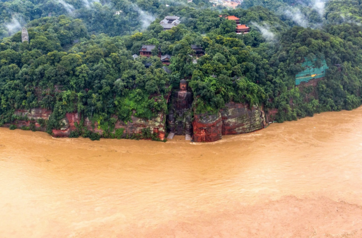 Trung Quốc: Tượng Đại Phật ngập đến chân, hàng chục triệu người điêu đứng vì lụt - 1