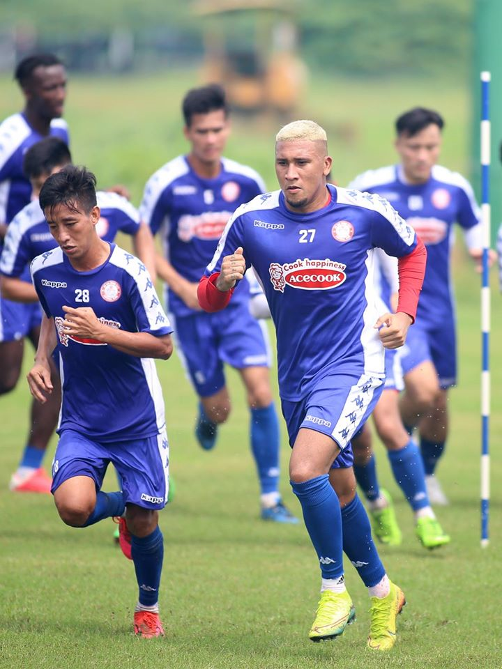 Thủ môn Bùi Tiến Dũng khoe mái tóc bạch kim trên sân tập - 5