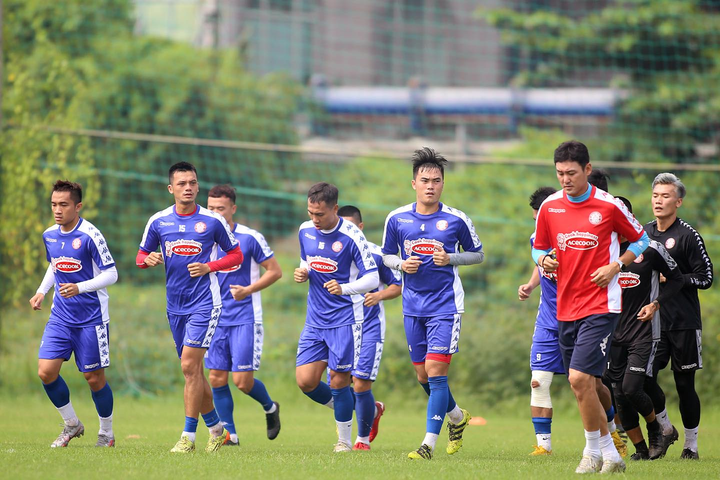 Thủ môn Bùi Tiến Dũng khoe mái tóc bạch kim trên sân tập - 4