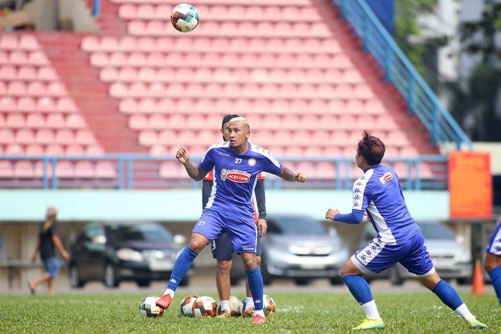 Thủ môn Bùi Tiến Dũng khoe mái tóc bạch kim trên sân tập - 6