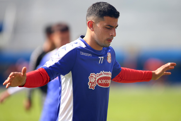 Thủ môn Bùi Tiến Dũng khoe mái tóc bạch kim trên sân tập - 7