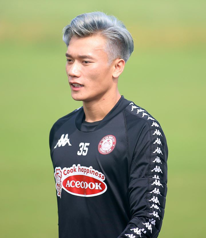 Thủ môn Bùi Tiến Dũng khoe mái tóc bạch kim trên sân tập - 1