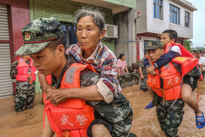 Trung Quốc: Tượng Đại Phật ngập đến chân, hàng chục triệu người điêu đứng vì lụt - 6