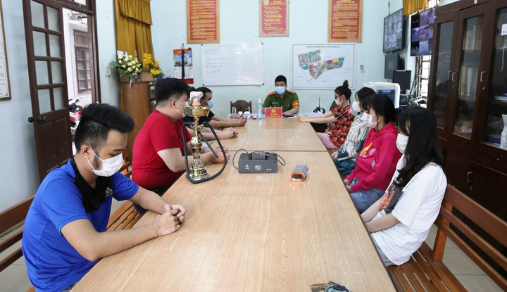 8 thanh niên ở Đà Nẵng tụ tập ăn nhậu, chơi ma túy bất chấp dịch COVID-19 - 1