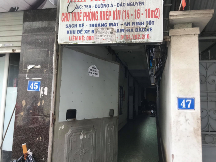 Nữ sinh vứt con sơ sinh xuống khe tường: Hàng xóm không biết cô gái mang thai - 1